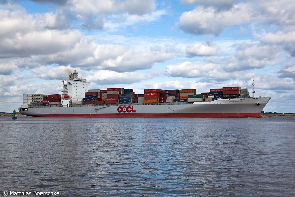 Die OOCL Norfolk auf der Elbe bei Lhe Sand am 30.09.09.