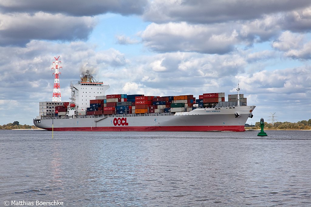 Die OOCL Norfolk auf der Elbe bei Lhe-Sand am 30.09.09.