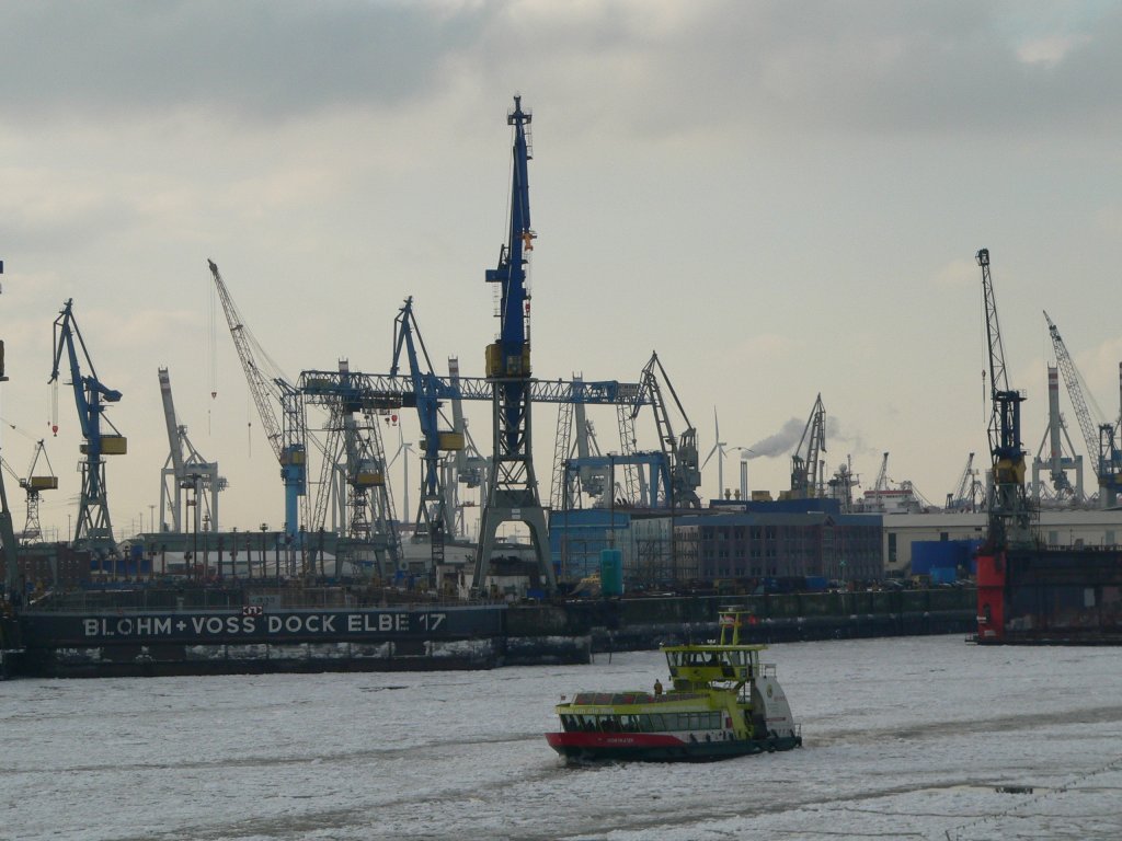 Die Oortkaten ist vor der beeindruckenden Kulisse des Hamburger Hafens im Fhrdienst unterwegs. 10.2.2012