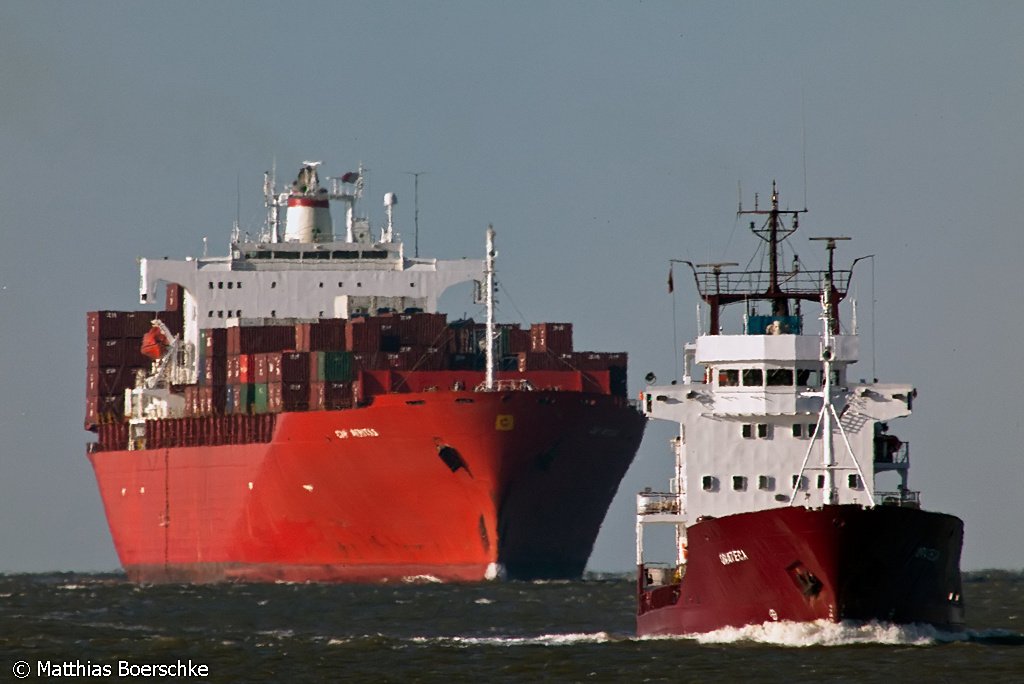 Die Orateca und die Cap Akritas bei Cuxhaven am 14.10.09.