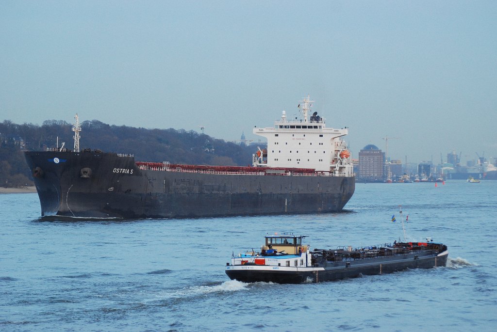 Die Ostria S IMO-Nummer:9399557 Flagge:Griechenland Lnge:225.0m Breite:32.0m beim auslaufen aus Hamburg aufgenommen am 07.12.09 vom Yachthafen Finkenwerder.