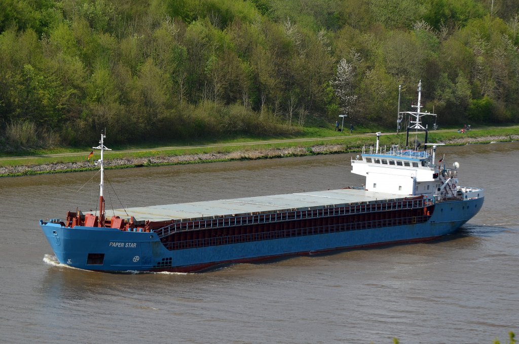 Die Paper Star IMO-Nummer:8905892 Flagge:Antigua und Barbuda Lnge:85.0m Breite:13.0m Baujahr:1989 Bauwerft:Detlef Hegemann Rolandwerft,Berne Deutschland passiert auf dem Nord-Ostsee-Kanal die Hochbrcke bei Grnental am 01.05.12