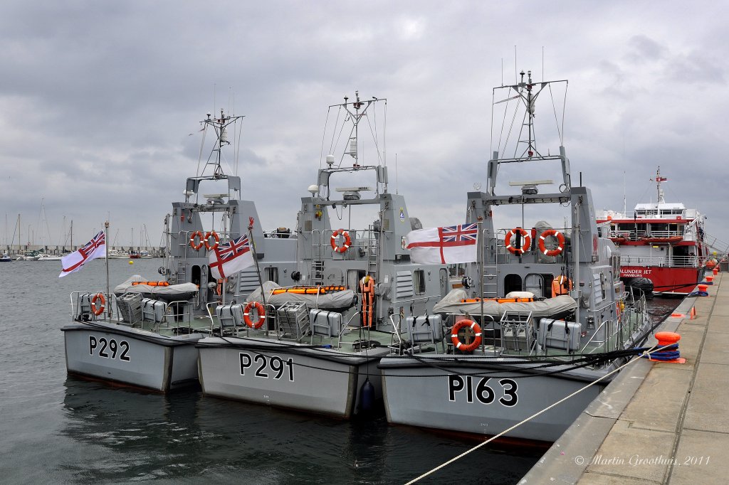 die Patrolboote der Royal Navy HMS Puncher (P291), HMS Exprex (P163) und HMS Carger (P292) am 18.07.2011 im Hafen von Helgoland.