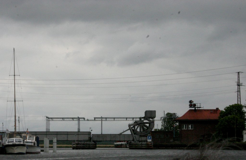Die Peene mndet bei Anklam in das Peenehaff. Sie wird von der Bahnstrecke Berlin - Stralsund berquert. Am 15.05.2007  gegen 11:20 Uhr war noch die alte Klappbrcke  im Dienst  Aufgenommen aus dem Faltboot bei der Peenetour.