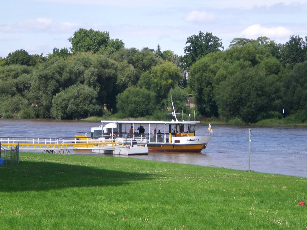 Die Personenfhre Johanna der Dresdner Verkehrsbetriebe hier an der Anlegestelle Dresden-Johannstadt.(24.7.2011)