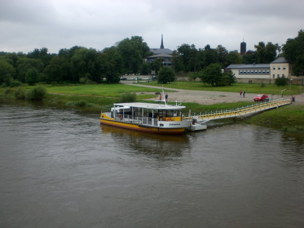 Die Personenfhre Johanna der Dresdner Verkehrsbetriebe an der Anlegestelle Dresden-Neustadt.(1.8.2011)