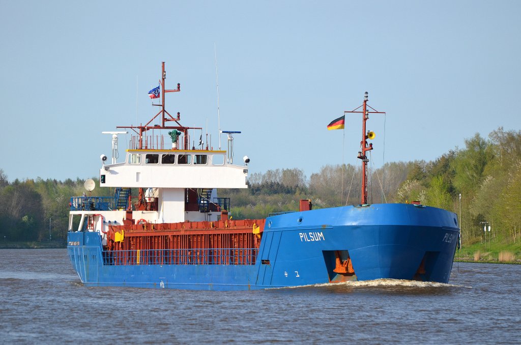 Die Pilsum IMO-Nummer:9015448 Flagge:Antigua und Barbuda Lnge:81.0m Breite:12.0m Baujahr:1993 Bauwerft:Rosslauer Schiffswerft,Rosslau Deutschland aufgenommen bei Grnental auf dem Nord-Ostsee-Kanal am 01.05.12