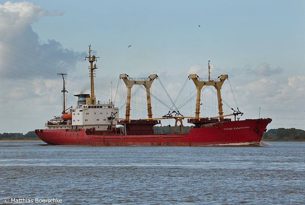 Die Pioner Kazakchstana auf der Elbe bei Lhe Sand am 08.10.09