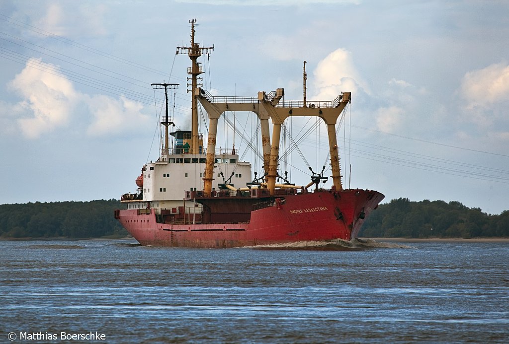 Die Pioner Kazakhstana auf der Elbe bei Lhe-Sand am 08.10.09.