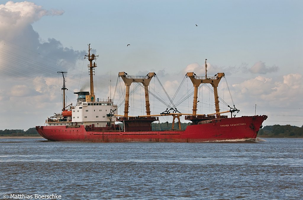 Die Pioner Kazakhstana auf der Elbe bei Lhe-Sand am 08.10.09.