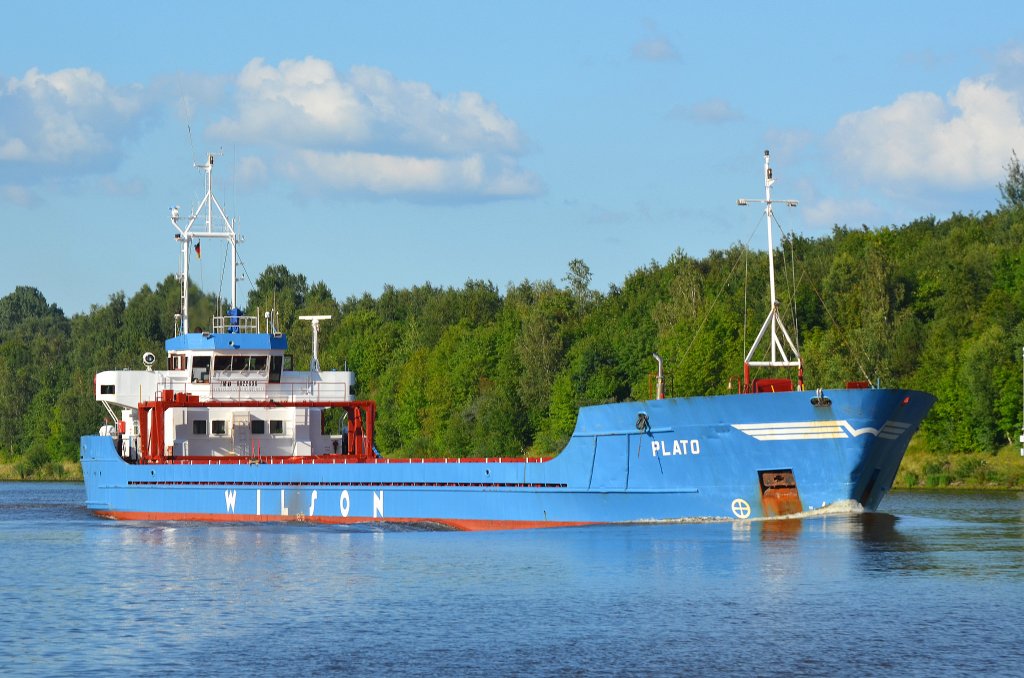 Die Plato IMO-Nummer:8822636 Flagge:Barbados Lnge:88.0m Breite:14.0m Baujahr:1989 Bauwerft:Pattje Scheepswerf,Waterhuizen Niederlande aufgenommen am 12.08.12 im Nord-Ostsee-Kanal bei Grnental am 12.08.12