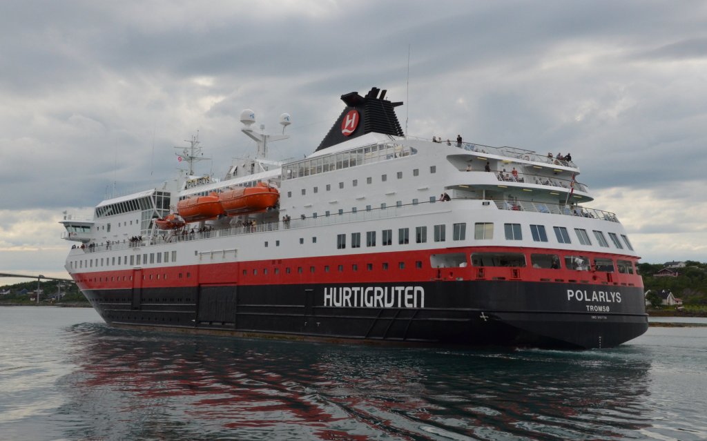 Die Polarlys Heimathafen Troms IMO: 9107796  hat am 05.07.2012 den Hafen von Brnnysund sdgehend verlassen. Hier eine Heckansicht.