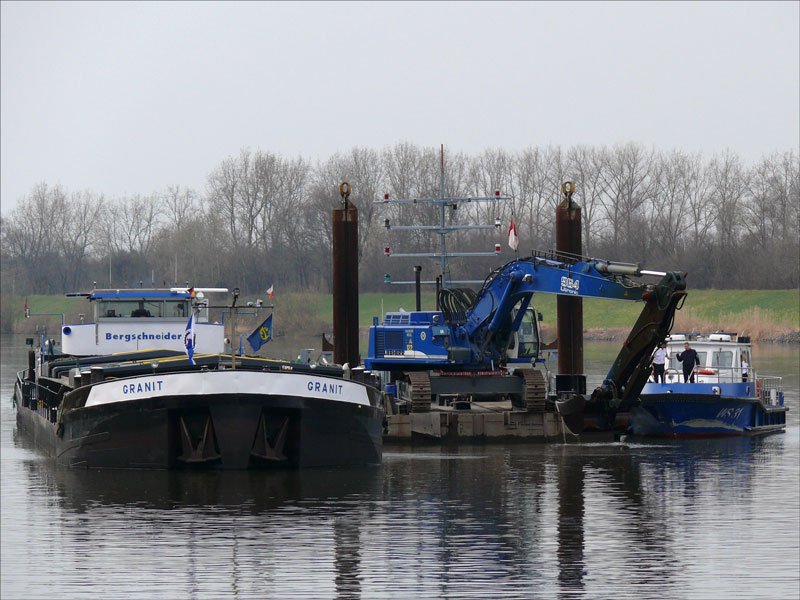 Die Polizei vom Boot WS 31 hat offenbar etwas zu besprechen mit dem Baggerfhrer; Geesthacht Unterer Schleusemkanal, 26.03.2010
