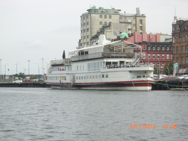Die Prins Bernhard  als Restaurant und Nachtclubschiff im Seehafen von Malm
