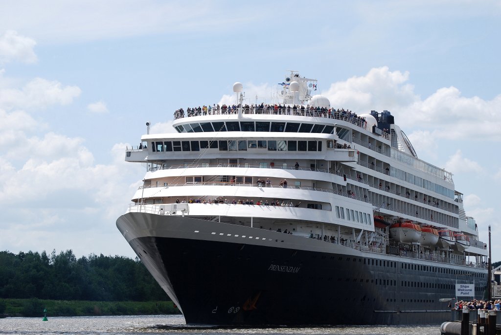 Die Prinsendam IMO-Nummer:8700280 Flagge:Niederlande Lnge:204.0m Breite:30.0m Tonnage:38.100BRZ Geschwindigkeit:22Knoten Besatzung:470 Passagiere:835 Kabinenanzahl:396 Baujahr:1988 Bauwerft:Wrtsil Shipyard,Turku Finnland beim passieren der Eisenbahnhochbrcke Rendsburg auf dem Nord-Ostsee-Kanal am 09.06.11
