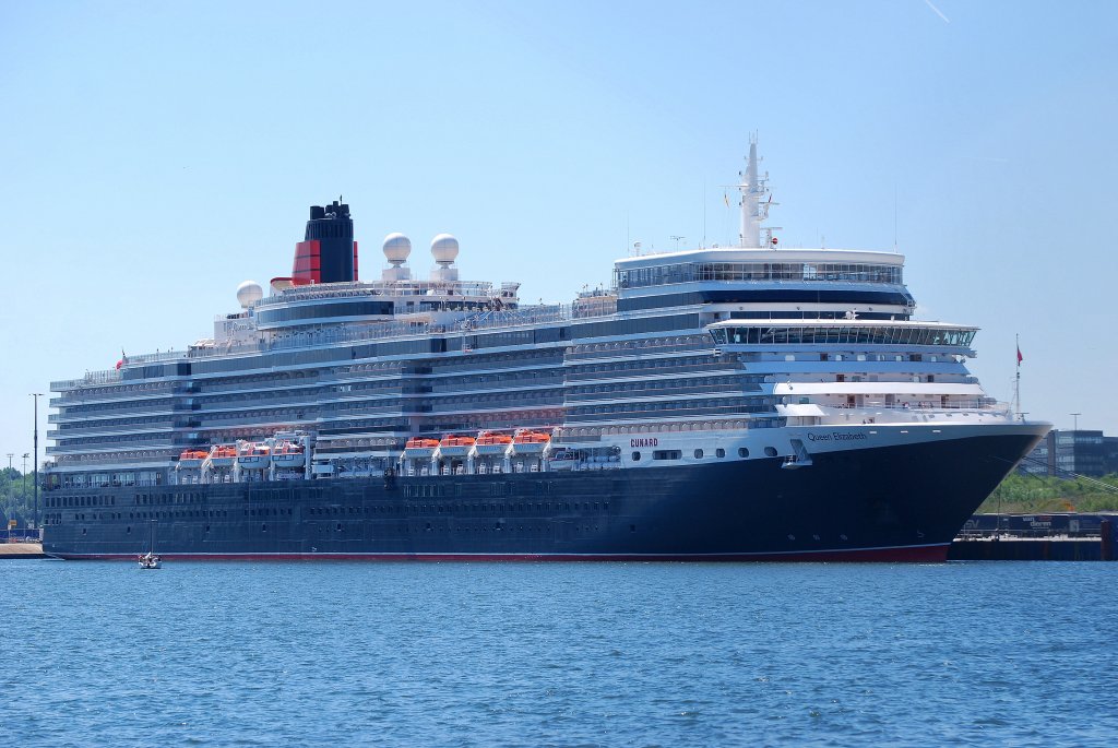 Die Queen Elizabeth bei ihrem ersten Deutschlandbesuch in Travemnde festgemacht am 04.06.11