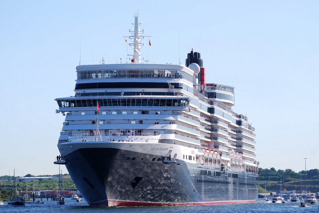 Die Queen Elizabeth verlsst nach ihrem ersten Deutschlandbesuch Travemnde IMO-Nummer:9477438 Flagge:Grobritannien Lnge:294.0m Breite:36.0m Tonnage:90.400BRZ Geschwindigkeit:24Knoten Besatzung:ca.1000 Passagiere:2068 Kabinenanzahl:1034 Baujahr:2010 Bauwerft:Fincantieri,Triest Italien aufgenommen am 04.06.11 