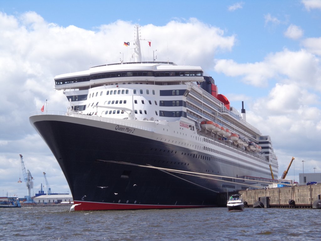 Die Queen Mary 2 am 15.7.12 am Cruise Center Hafen City in Hamburg