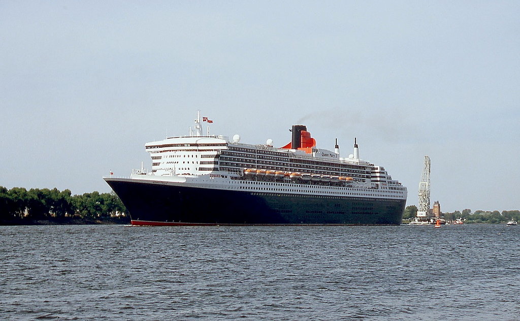 Die Queen Mary 2 am 26.05.2011 auf der Elbe bei Övelgönne