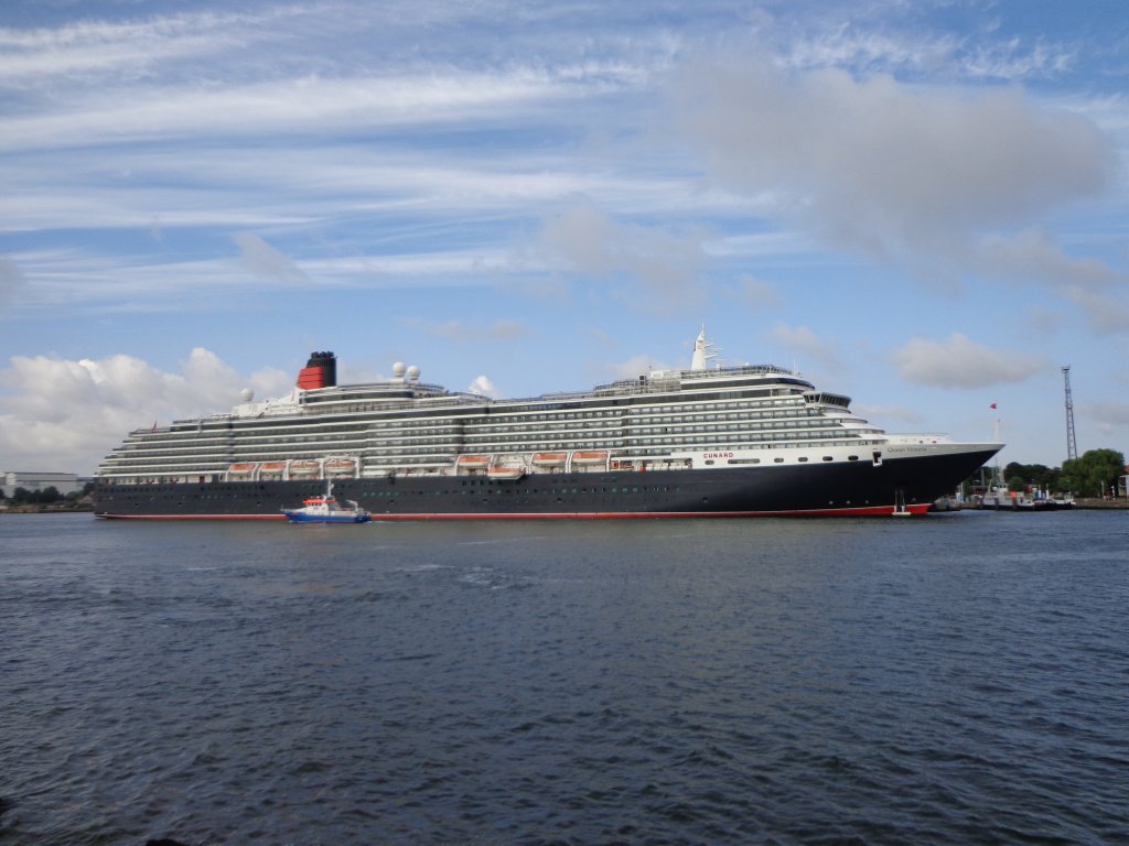 Die Queen Victoria (294 m lang,Indienstst.2007) im Warnemnder Hafen am 30.07.13