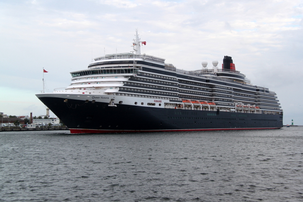 Die Queen Victoria auf ihrem Weg von Tallin nach Kopenhagen beim Einlaufen in Warnemnde am 30.07.2013