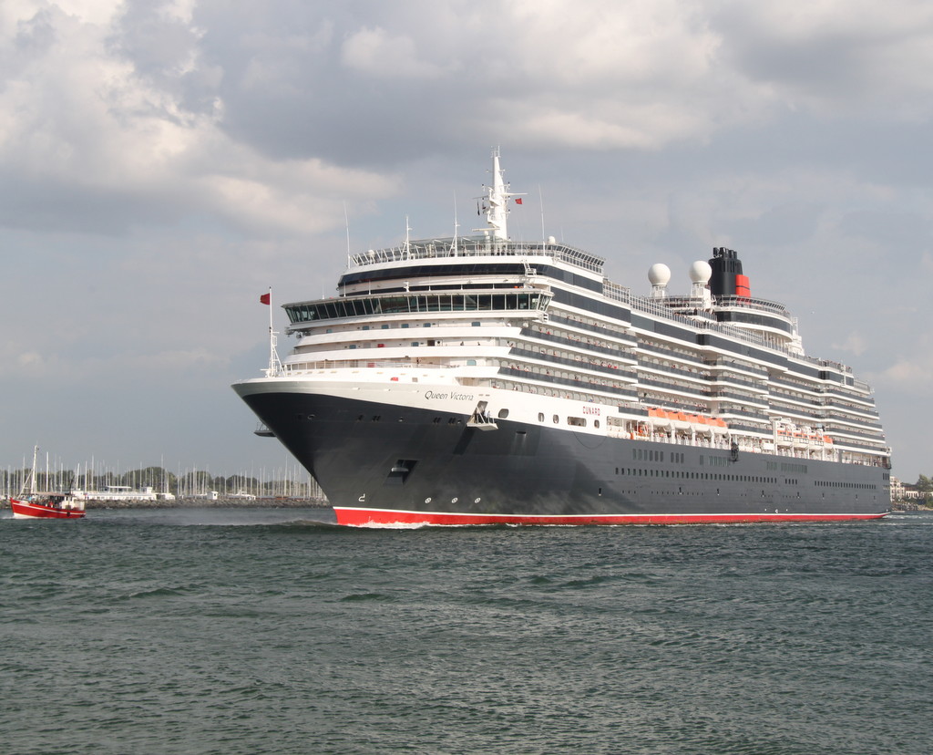 Die Queen Victoria auf ihrem Weg von Tallin nach Kopenhagen beim Auslaufen in Warnemnde am 30.07.2013