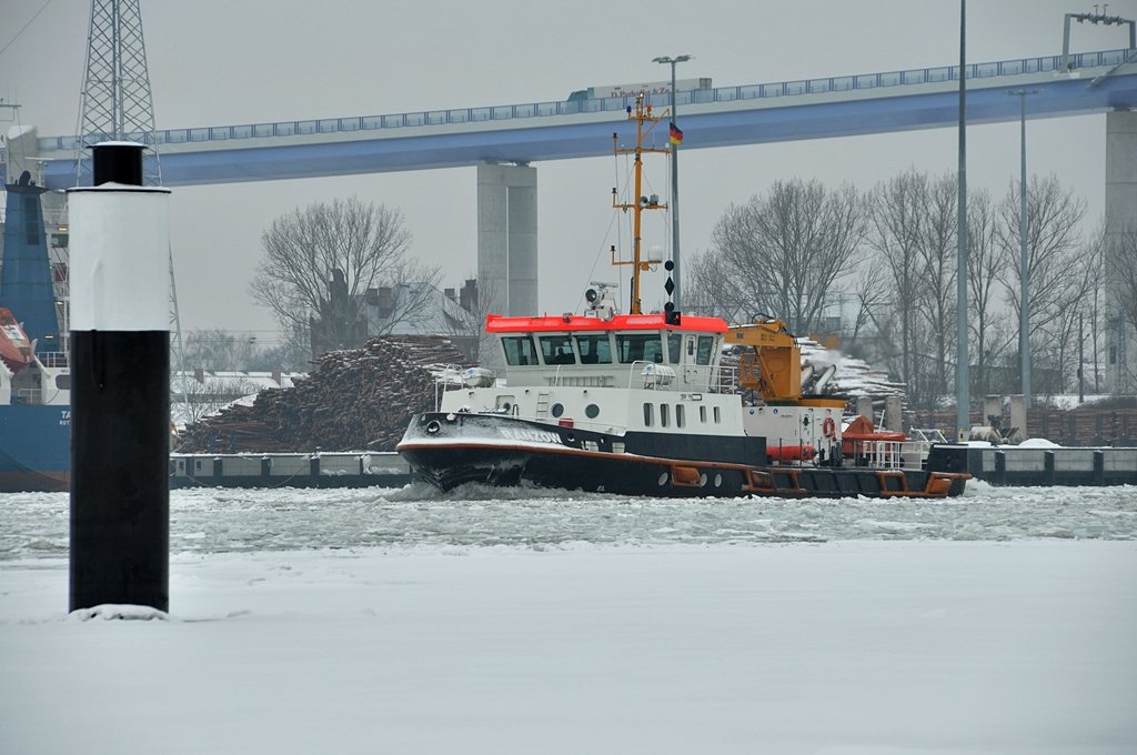 die  Ranzow  bei der Arbeit, Eisbrechen im Stralsunder Stadthafen am 20.01.2010