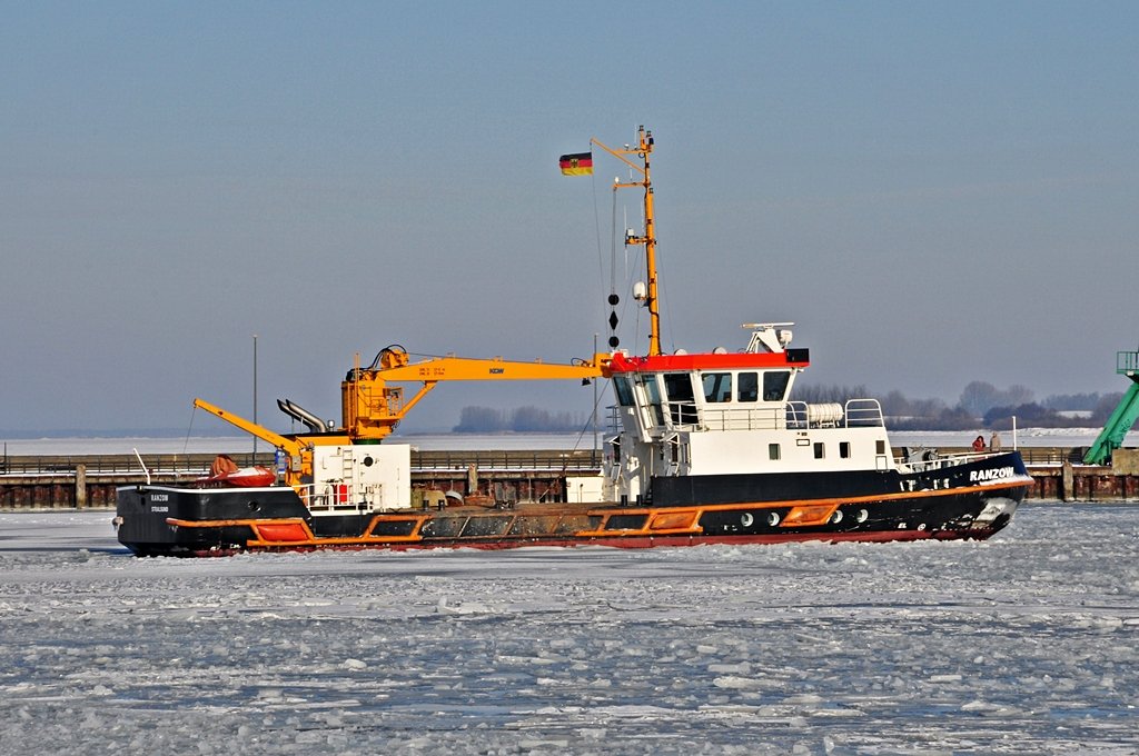 die  Ranzow  liegt regungslos im Stralsunder Stadthafen am 25.01.2010