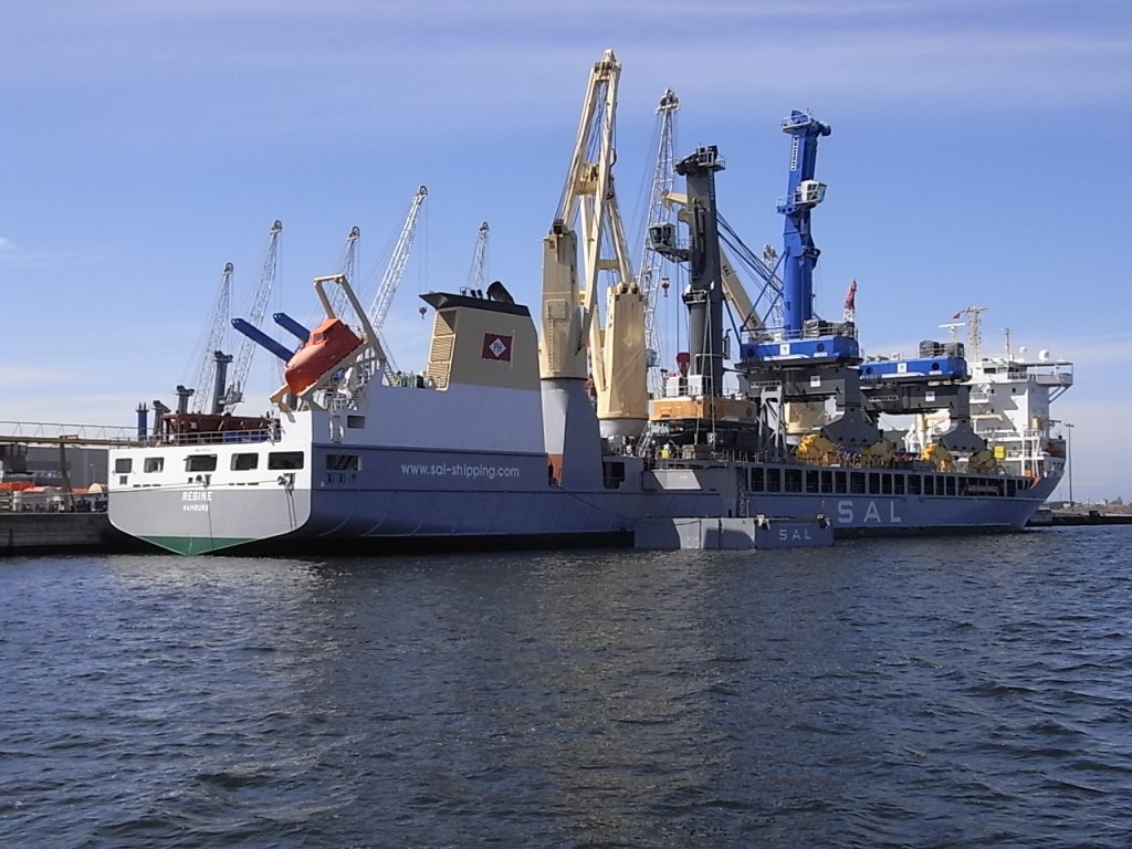 Die  Regine  mit seitlich neben dem Schiff ausgebrachten Ballasttanks die zur besseren Stabilitt beim Beladen der Krne dienen. Beim vorbeifahren sollte man Sog und Wellenschlag vermeiden!