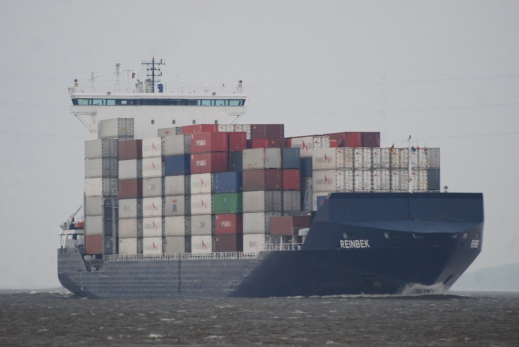 Die Reinbek IMO-Nummer:9313204 Flagge:Liberia Lnge:169.0m Breite:27.0m Baujahr:2005 Bauwerft:Meyer Werft,Papenburg einlaufend nach Hamburg bei Lhe am 06.06.11