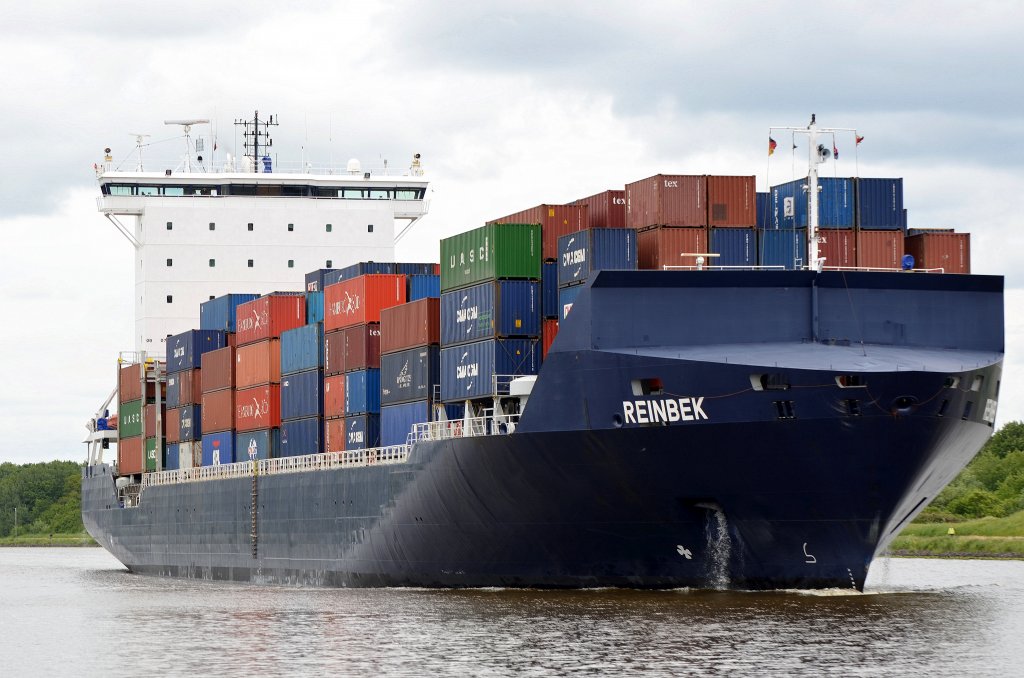 Die Reinbek IMO-Nummer:9313204 Flagge:Liberia Lnge:169.0m Breite:27.0m Baujahr:2005 Bauwerft:Meyer Werft,Papenburg Stellpltze fr 1600 TEU am 03.06.12 im Nord-Ostsee-Kanal bei Rendsburg.