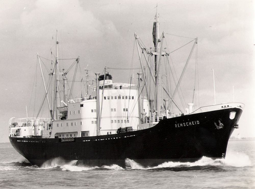 Die REMSCHEID am 20.8.1967 zwischen Brunsbttel und Cuxhaven.
Schiffsdaten: -> http://www.ship-db.de/nawbn.php?wbn_nr=FLWL454010D