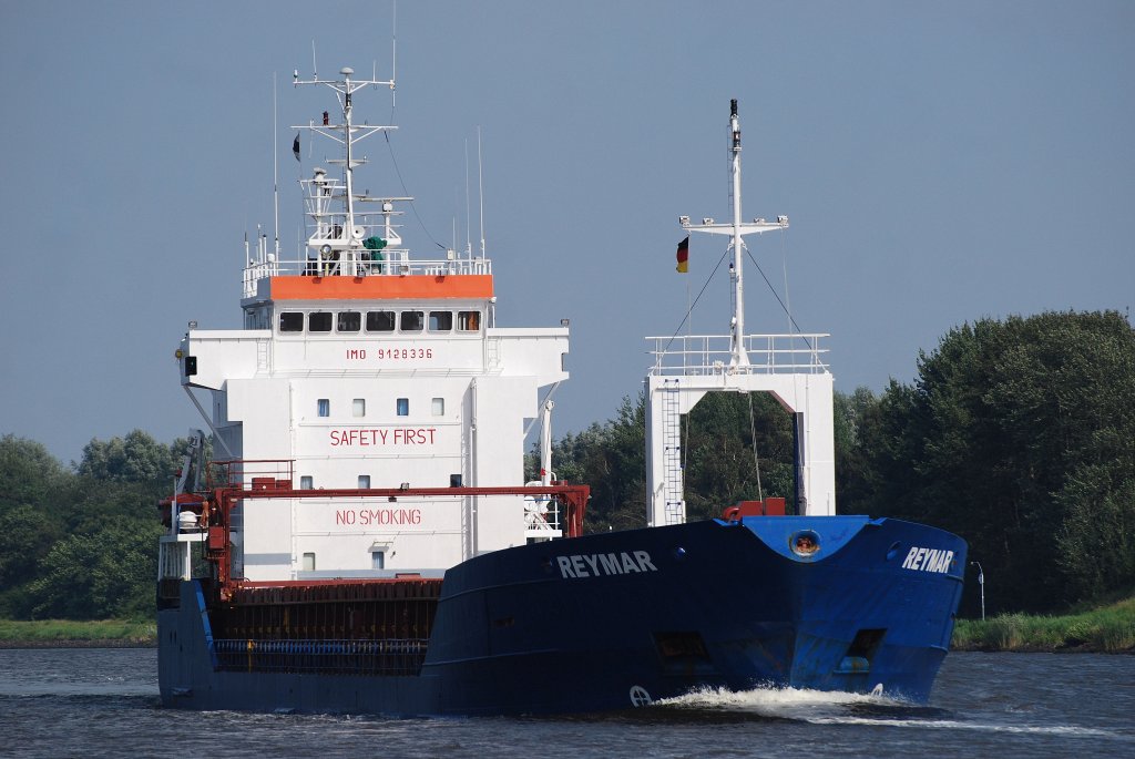 Die Reymar IMO-Nummer:9128336 Flagge:Gibraltar Lnge:90.0m Breite:14.0m Baujahr:1995 Bauwerft:Pattje Scheepswerft,Waterhuizen Niederlande aufgenommen auf dem Nord-Ostee-Kanal an der Eisenbahnhochbrcke Rendsburg am 20.08.11