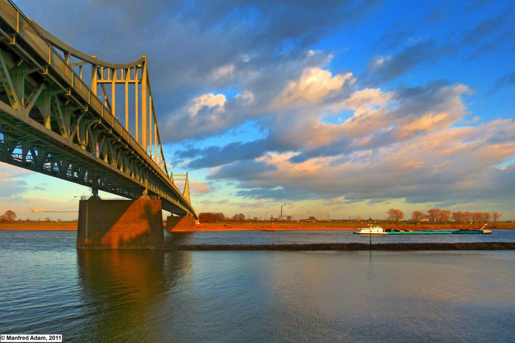 Die Rheinbrcke von Krefeld-Uerdingen in Richtung Duisburger Ufer fotografiert am 09.12.2011.