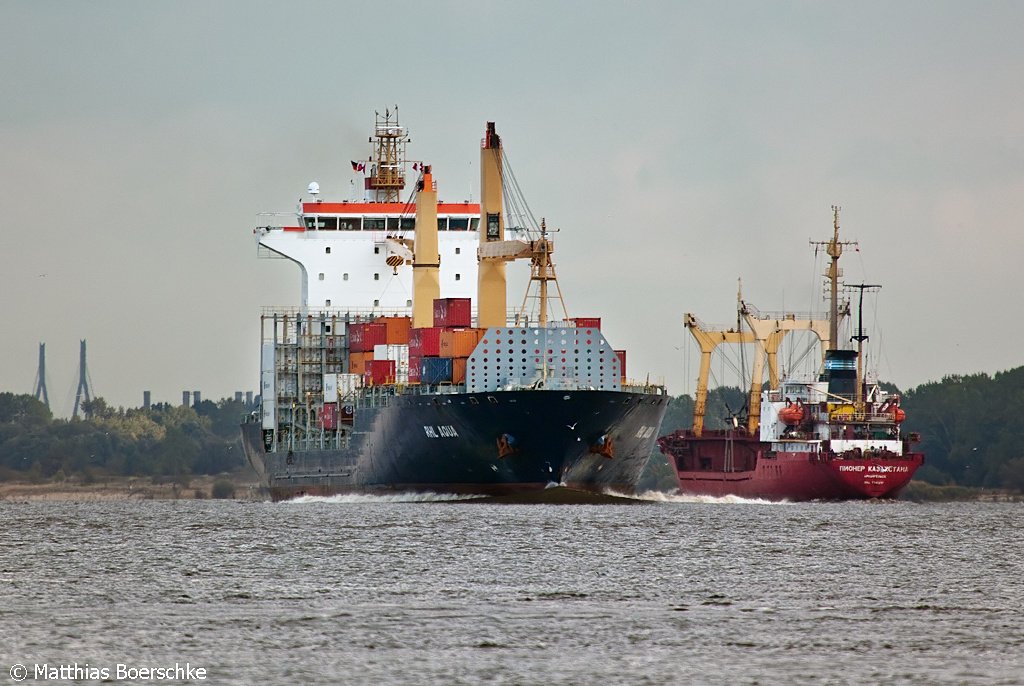 Die RHL Aqua auf der Elbe bei Grnendeich am 08.10.09.