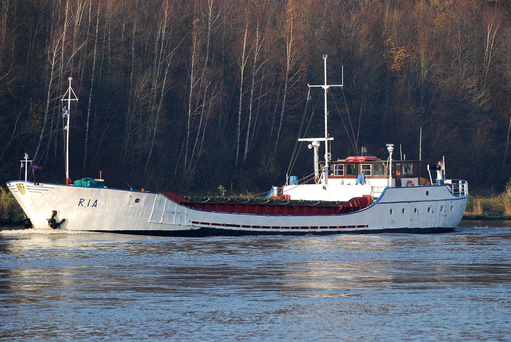 Die Ria ex Thea-K IMO-Nummer:5239503 Flagge:Deutschland Lnge:46.0m Breite:9.0m Baujahr:1960 Bauwerft:Berner Schiffswerft,Berne Deutschland auf dem Nord-Ostsee-Kanal zwischen Grnental und Fischerhtteam12.11.11