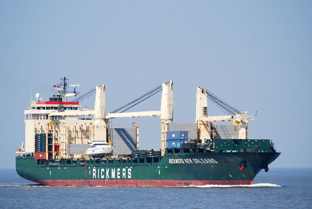 Die Rickmers New Orleans IMO-Nummer:9253155 Flagge:Marshall Inseln Lnge:193.0m Breite:28.0m Baujahr:2003 Bauwerft:Xiamen Shipbuilding Industry,Xiamen China vor der Alten Liebe Cuxhaven am 24.04.11