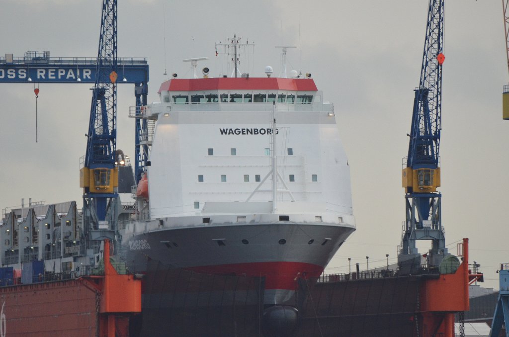 Die Rijnborg IMO-Nummer:9355812 Flagge:Niederlande Lnge:176.0m Breite:24.0m Baujahr:2006 Bauwerft:IHC Holland,Sliedrecht Niederlande im Dock 16 von Blohm und Voss in Hamburg am 10.12.11