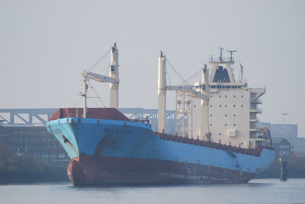 Die Rio Alster IMO-Nummer:9304734 Flagge:Liberia Länge:212.0m Breite:30.0m
liegt am Anleger von Airbus Finkenwerder aufgenommen am 21.11.09