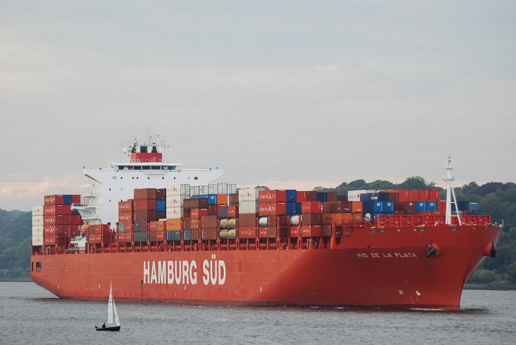 Die Rio De La Plata der Hamburg-Sd IMO-Nummer:9357951 Flagge:Deutschland Lnge:286.0m Breite:40.0m Baujahr:2008 Bauwerft:Daewoo Shipbuilding&Marine Engineering,Geoje Sdkorea einlaufend in Hamburg vor dem Rschpark Finkenwerder am 03.10.10