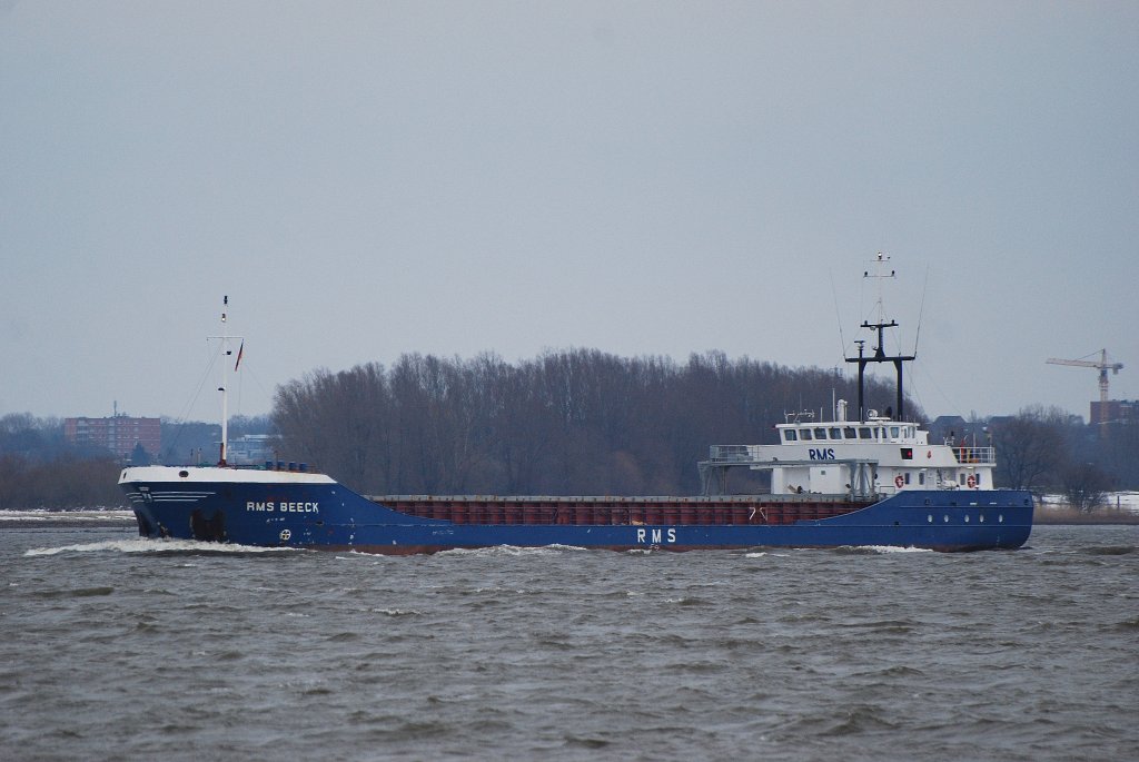 Die RMS Beeck IMO-Nummer:9115987 Flagge:Antigua und Barbuda Lnge:85.0m Breite:12.0m Baujahr:1995 Bauwerft:Peters Scheepswerf,Kampen Niederlande aufgenommen auf der Elbe bei Lhe am 19.02.11