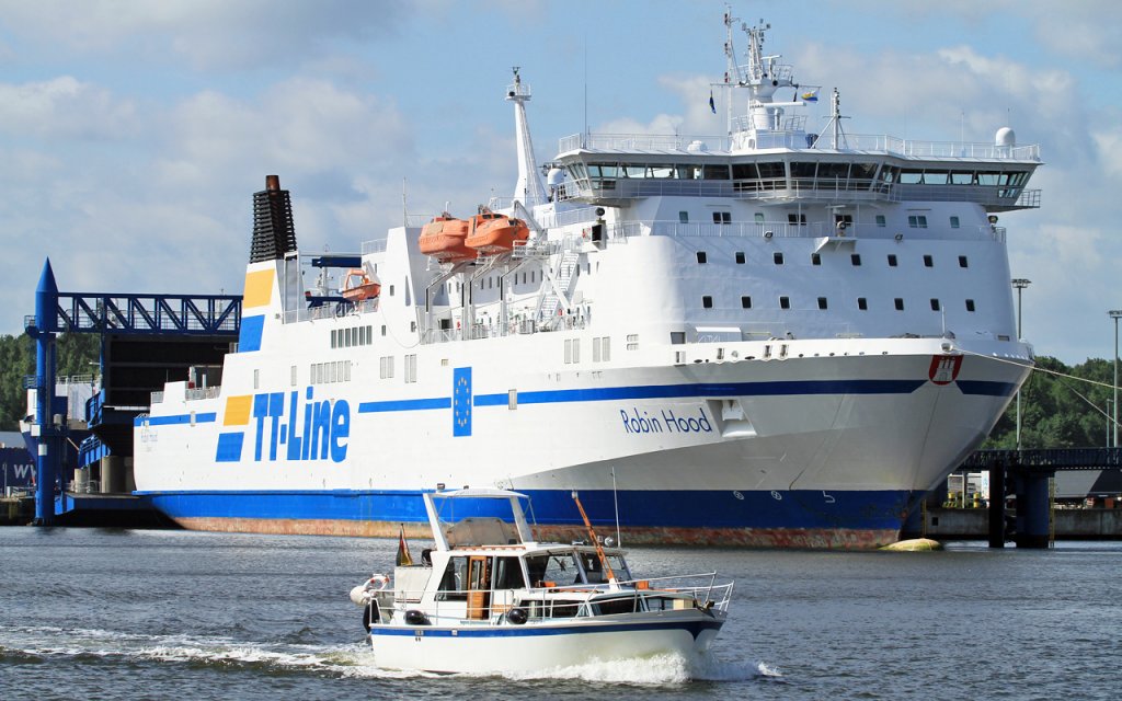 Die Robin Hood liegt hier im Travemnder Hafen. Aufgenommen wurde das Schiff am 20.06.2011, 10:17.