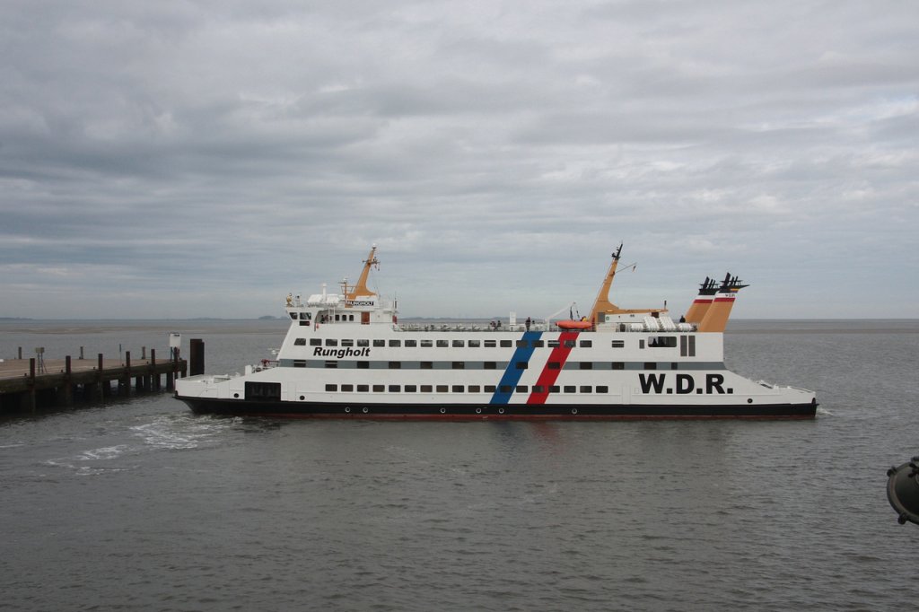 Die  Rungholt  der W.D.R. (IMO 9038660, Bj. 1992) wendet nach dem Ablegen in Dagebll am 27.04.2010.