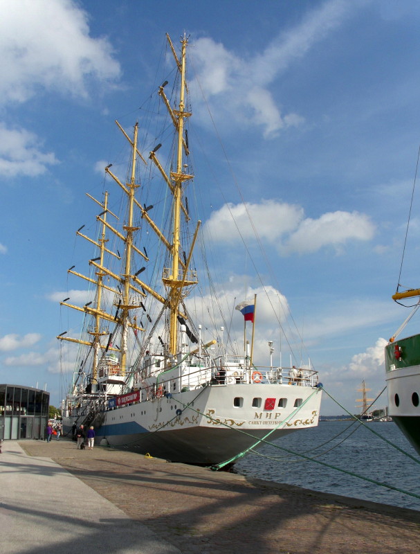 Die russ. MIR IMO 8501701, Im Travemnder Hafen klar zum Auslaufen...  Aufgenommen: 17.09.2012