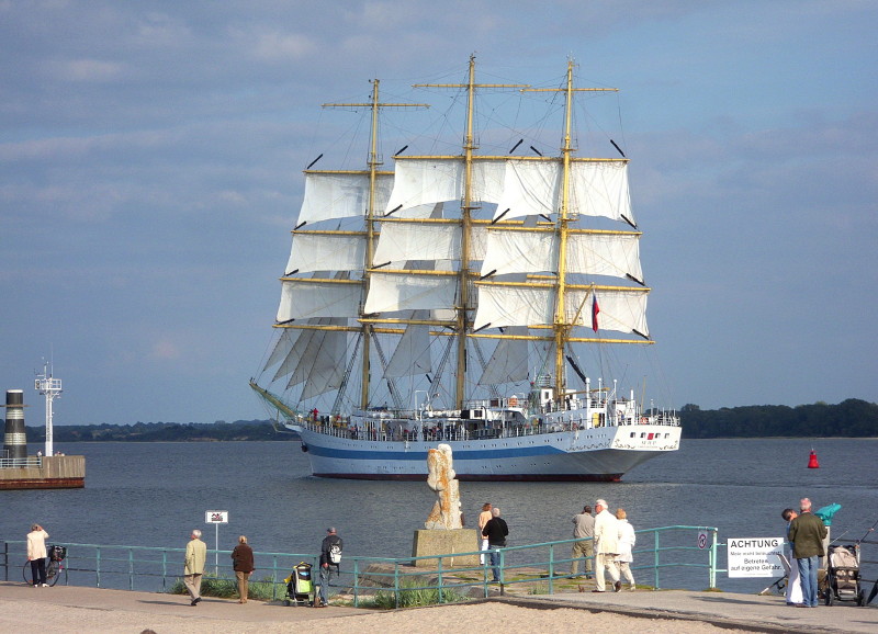 Die russ. MIR luft an der Travemnder Mole entlang auf die Ostsee mit Kurs Heringsdorf...  Aufgenommen: 17.09.2012