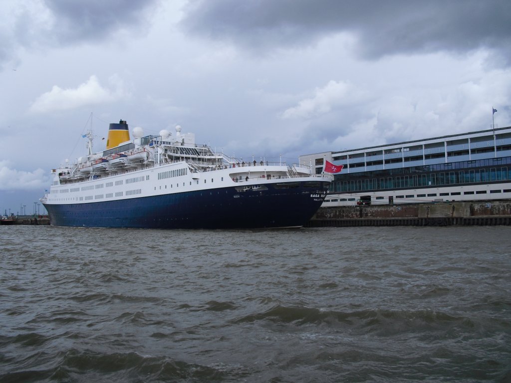 Die  Saga Ruby  — ex  Vistafjord . 1972 Stapellauf, Anfang der 80er das  Traumschiff . Jetzt unter der Flagge von Malta fahrend. Bild vom 29.08.2010 in Bremerhaven.