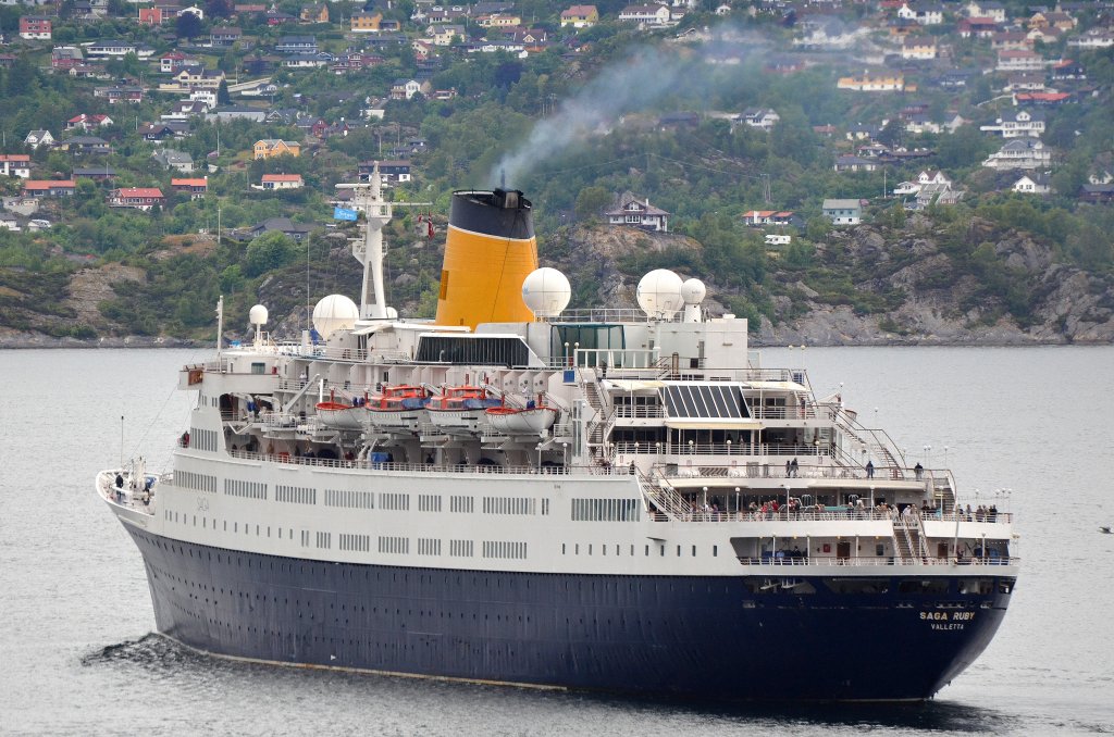 Die Saga Ruby IMO-Nummer:7214715 Flagge:Malta Lnge:191.0m Breite:24.0m Baujahr:1973 Bauwerft:Swan Hunter,Newcastle upon Tyne Grobritannien auslaufend aus den Hafen von Bergen am 16.06.12