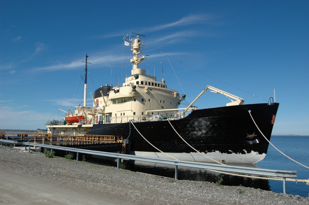 Die Sampo ist ein finnischer Eisbrecher. Sie wurde 1960 bei der Wrtsil-Werft in Sandviken gebaut und versah bis Anfang der 1990er Jahre in behrdlichem Auftrag ihren Dienst in der nrdlichen Ostsee. Von Mitte Dezember bis Ende April werden zwei- bis sechsstndige Fahrten auf dem vereisten Bottnischen Meerbusen angeboten. Der Eisbrecher wurde 1961 in Dienst gestellt, ist 75 m lang und 17,4 m breit. Er liegt im Hafen von Kemi.
 Ich habe ihn Juni 2008 abgelichtet.
