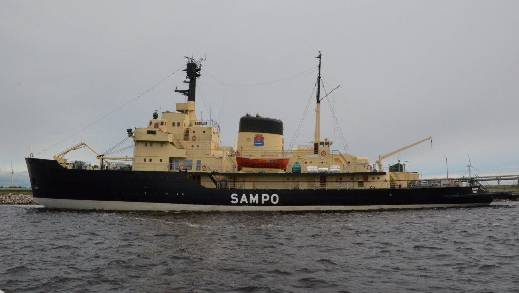 Die Sampo ein finnischer Eisbrecher. 1960 in der Wrtsil-Werft in Sandviken gebaut und versah bis Anfang der 1990er Jahre ihren Dienst in der nrdlichen Ostsee. Die Technischen Daten: Lnge/Breite /Tiefgang 75m/17,40m/7m. Bei einer Verdrngung von 3540t. 16 Mann Besatzung . IMO: 5308938. Gesehen am 20.06.2012.