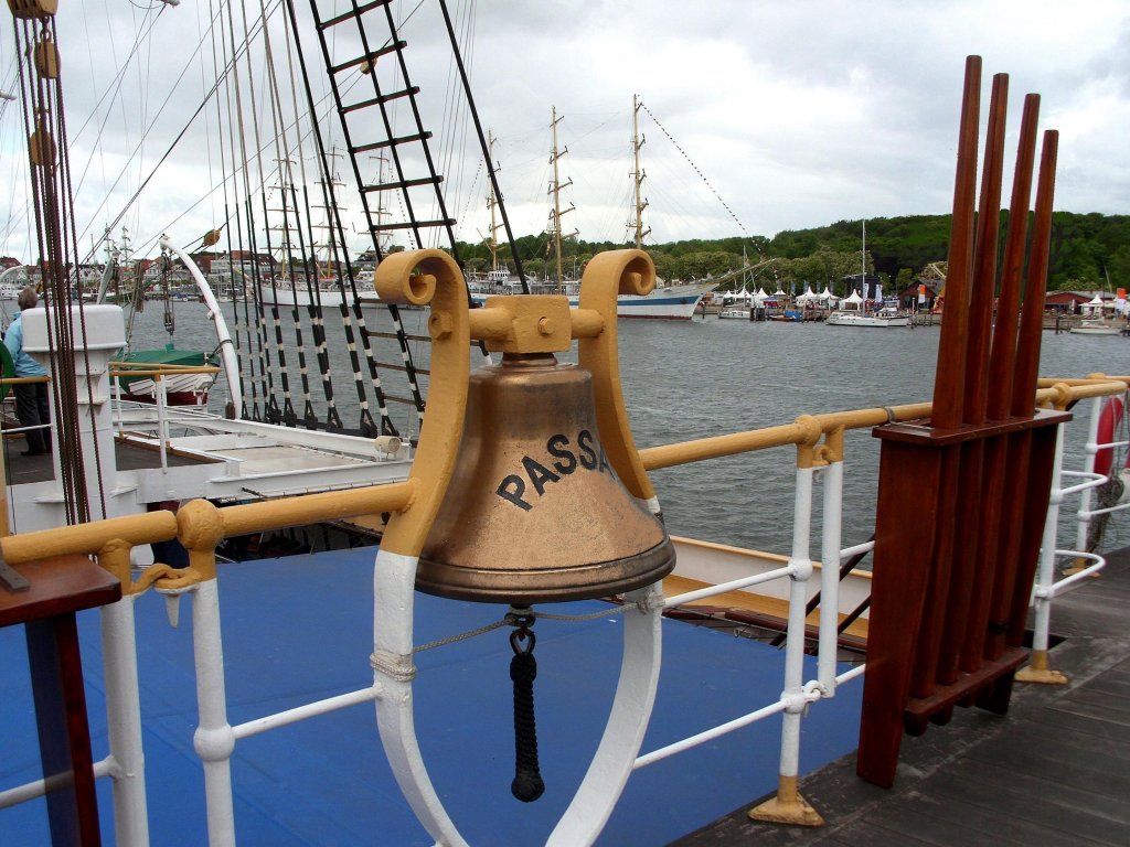Die Schiffsglocke der PASSAT auf dem Vorschiff der 4 Mast-Stahlbark, dem Wahrzeichen von Lbeck-Travemnde... Aufgenommen: 15.5.2011